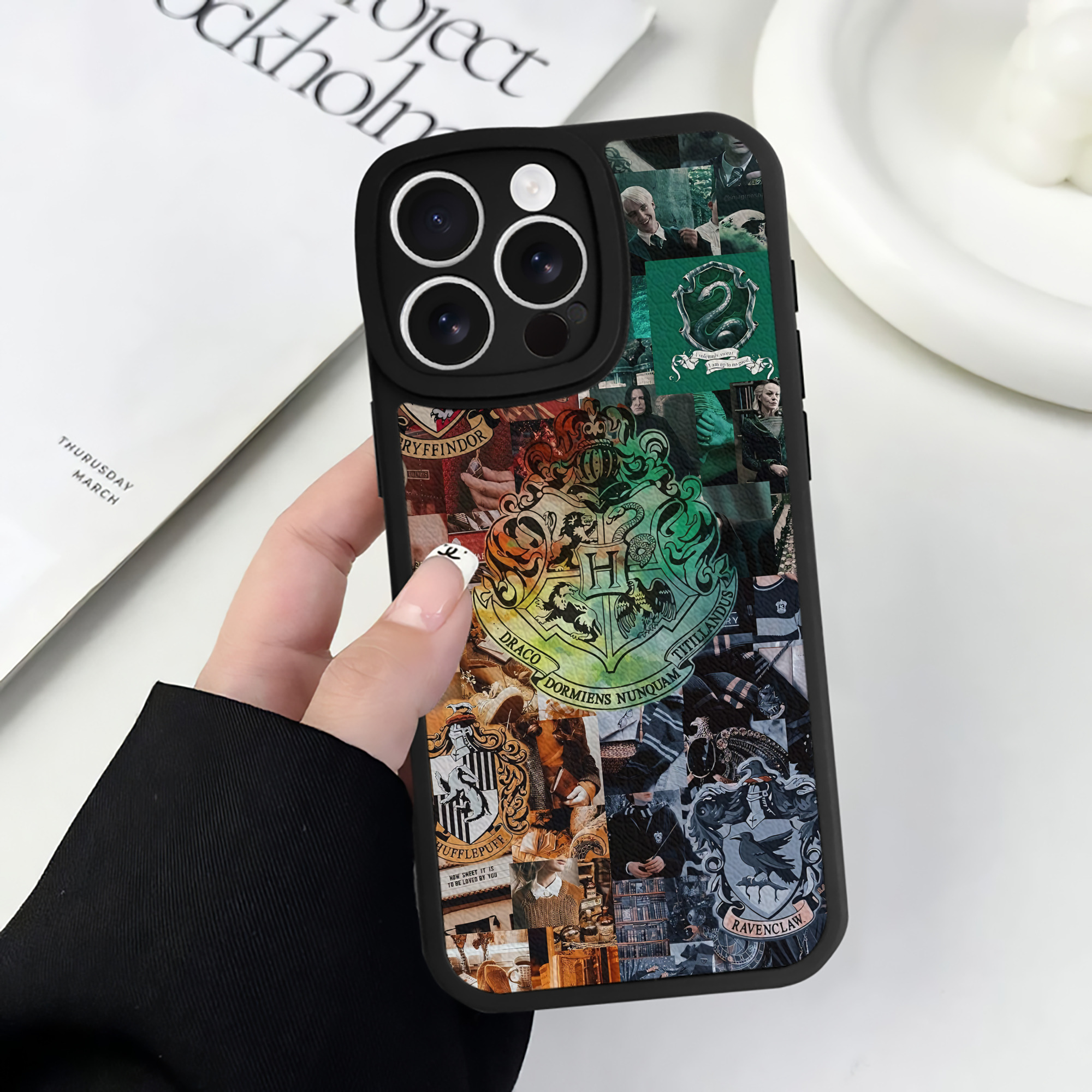 （画像用） Harry Potter ハリー・ポッターシリーズ 【iPhone 16シリーズ対応】シリコンスマホケース（レザー調） 材質：シリコン